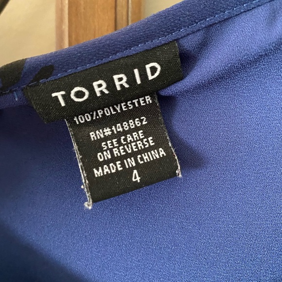 Torrid Blue Floral Sheer Sleeve Top SIZE 4 - Picture 3 of 8